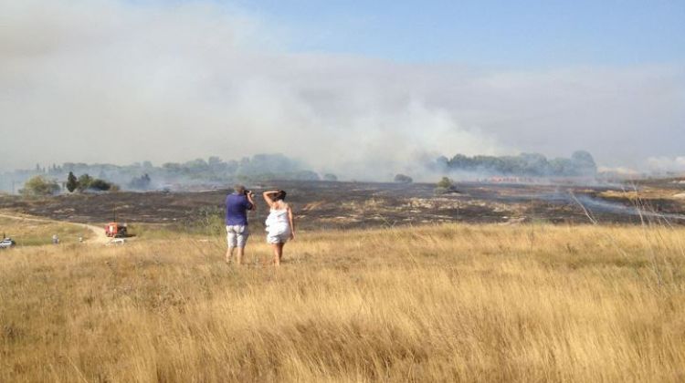 Les flames afectarien els camps propers a Sant Martí d'Empúries © Jordi Jacas