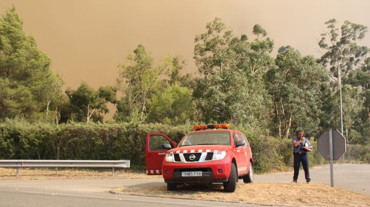 L'incendi ha obligat a tallar carreteres i desallotjar veïns © ACN