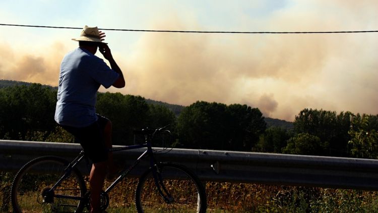 Un veí de la zona mirant les flames © ACN