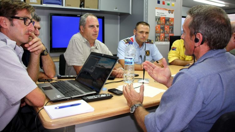 Reunió dels cossos d'emergència per avaluar l'estat de l'incendi © ACN