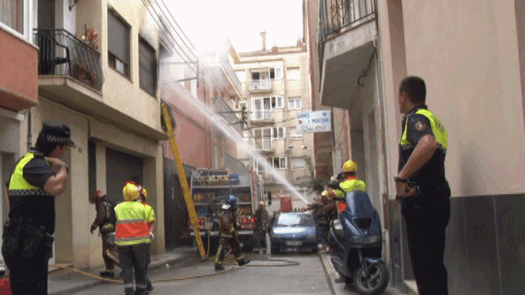 Moment en que els Bombers treballaven a l'incendi