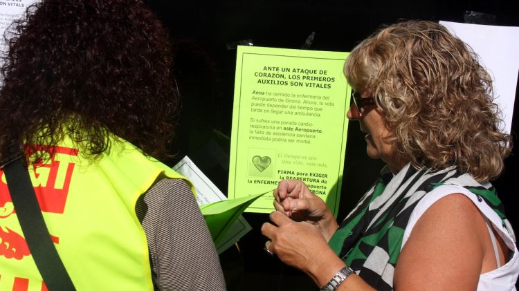 La UGT alertant els turistes que no hi ha servei mèdic ni de primers auxilis © ACN