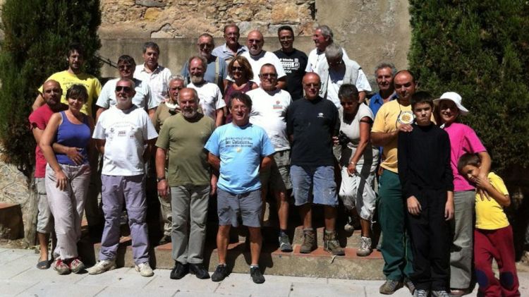 El grup de voluntaris que han treballat en dues masies a Darnius afectades per l'incendi © ACN