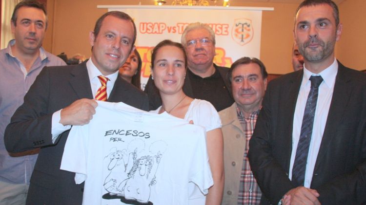 Sandro Rosell sosté una camiseta solidària del gran foc a l'Empordà © ACN