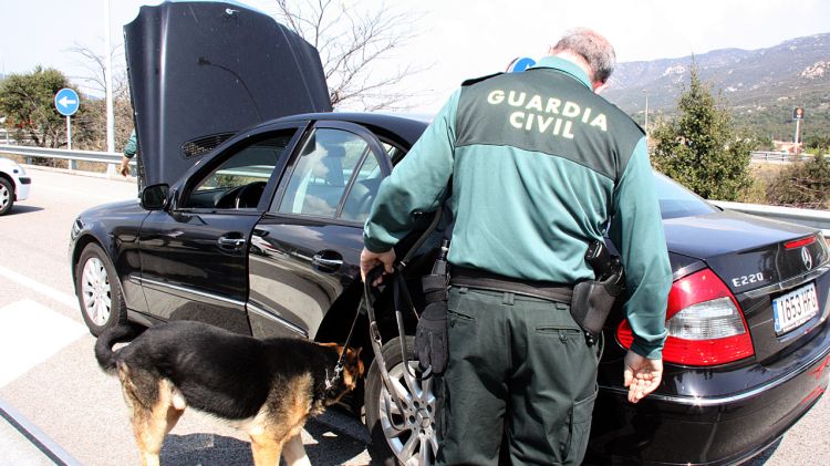 Un agent de la Guàrdia Civil realitzant un control a la frontera amb França (arxiu)