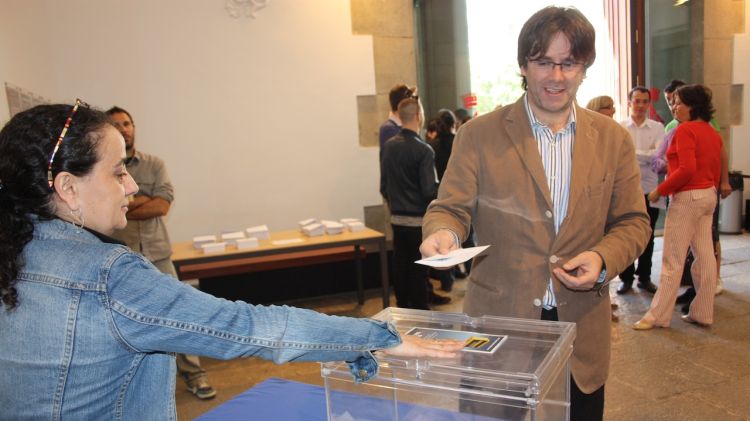 Carles Puigdemont votant a Girona © M. Estarriola