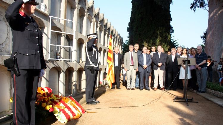 Rams de flors i Els Segadors han servit per retre homenatge un any més al president Irla © ACN