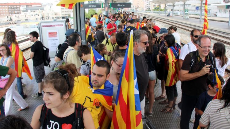 Passatgers a l'estació de Girona en la diada de fa dos anys (arxiu) © ACN