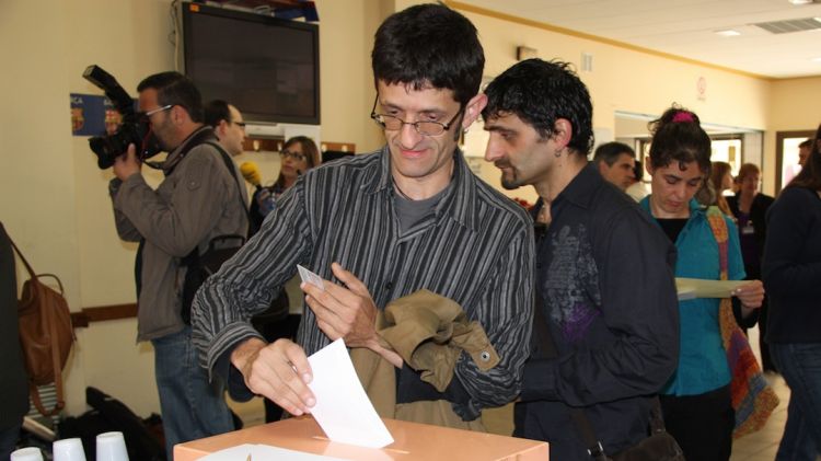 El fill del difunt activista polític, Ramon Torramadé, ha dipositat el seu vot després de l'acte d'homenatge © ACN