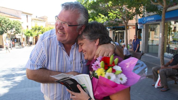 L'alcalde de Maçanet de la Selva, Antoni Guinó, amb la venedora de l'ONCE, Rosario Gil © ACN