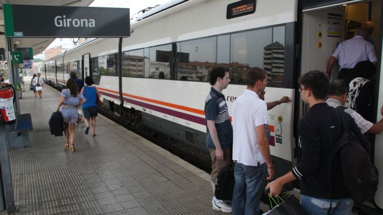 Un dels trens de serveis mínims a l'estació de Renfe de Girona poc abans de les nou del matí © ACN