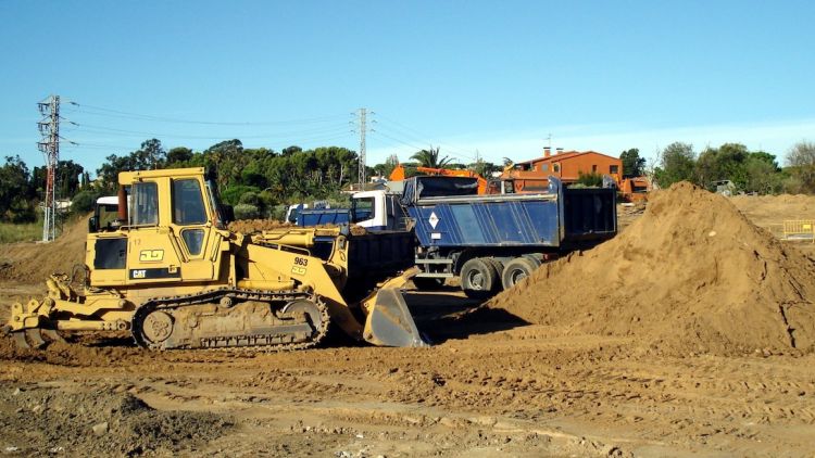 Moviment de terres a la zona on construiran la piscina