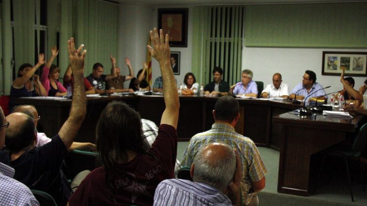Moment en que els regidors dels grups que han presentat la moció han votat a favor © ACN