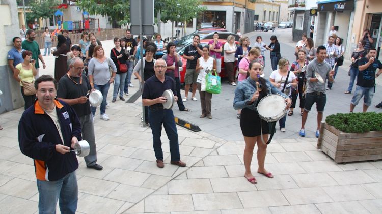 Una cinquantena de pares de l'escola Josep Madrenys han fet una cassolada © ACN