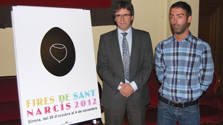 Carles Puigdemont amb l'autor del cartell, Raül Elias