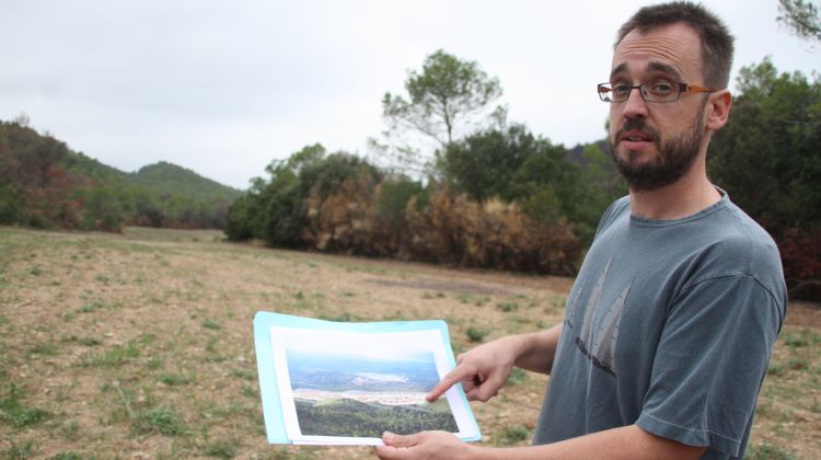 Lluís Benejam mostra als terrenys © ACN