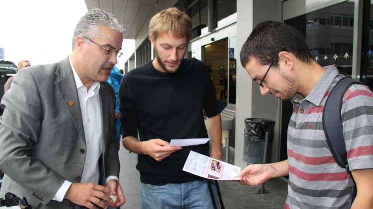 Els membres de Solidaritat per la Independència (SI) han repartit fulletons als turistes © ACN