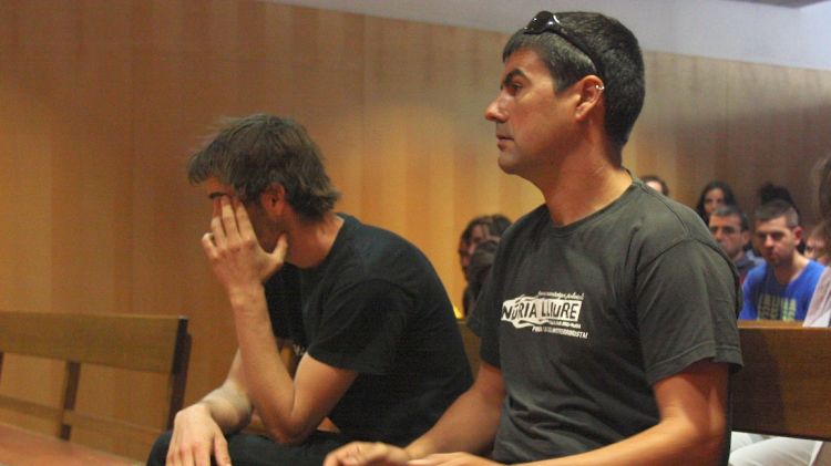 Els dos joves assegut a la banqueta dels acusats (arxiu)