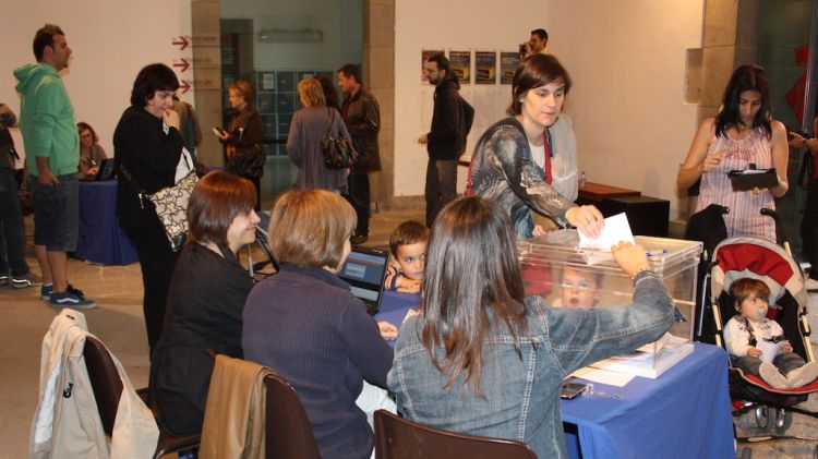 Persones votant aquesta tarda a Girona © M. Estarriola