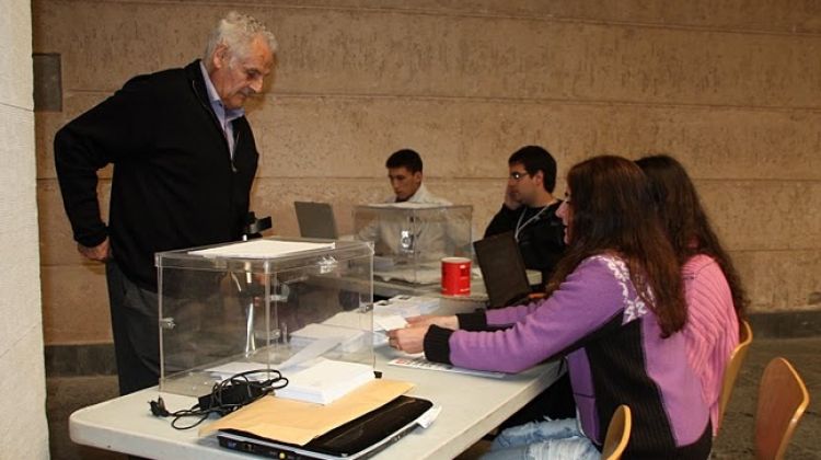 Un veí d'Olot en un col·legi electoral aquesta tarda © AG