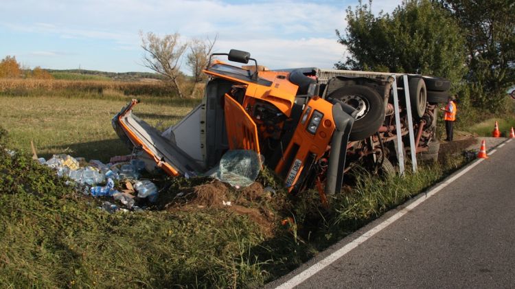 El camió, que anava carregat de begudes, ha quedat completament bolcat © ACN