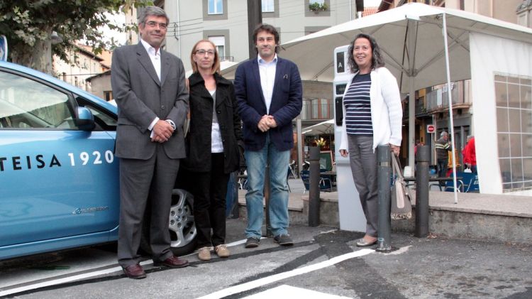 El punt de recàrrega es troba a la plaça del Monestir © ACN