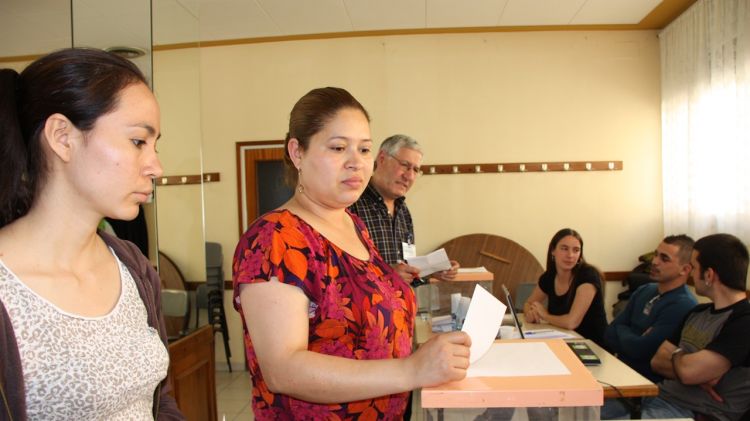 Una persona nouvinguda, nascuda a Hondures, vota al Casal de Jubilats de Salt © ACN