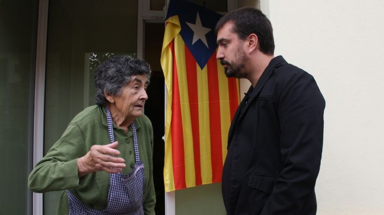 Una de les afectades, la Lluïsa Ferran, parlant amb l'alcalde de Celrà © ACN