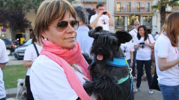 Una propietària amb la seva mascota durant una passejada reivindicativa a Girona © ACN