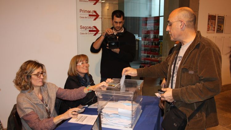 Última persona que ha votat a la Casa de Cultura de Girona © M. Estarriola