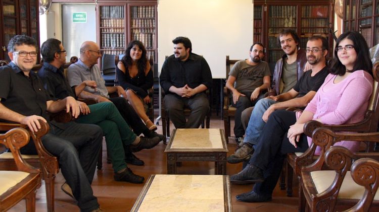 Salvador Sunyer, el coordinador del torneig, Jordi Casanovas, i els dramaturgs participants © ACN