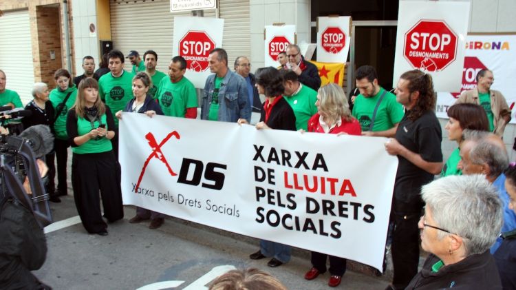 Concentració davant el pis d'en Rómulo Bedoya, al barri de Sant Narcís de Girona © ACN