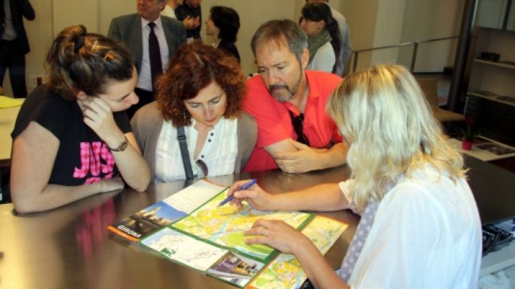 Turistes demanant informació a l'Oficina Municipal de la Rambla © ACN