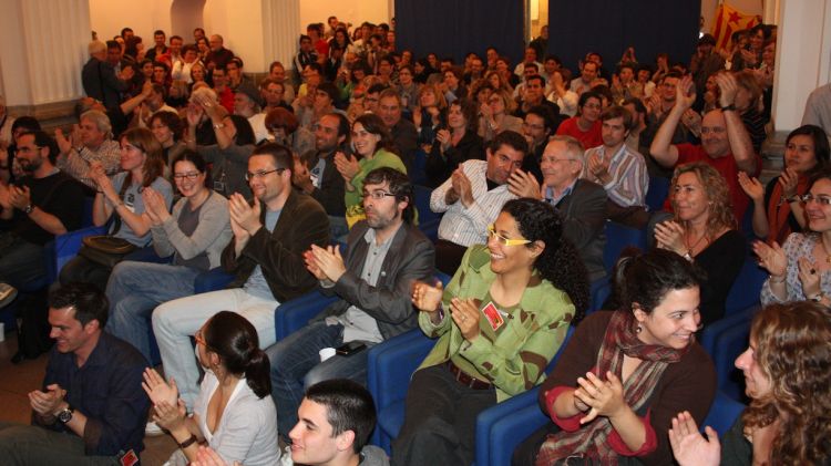 Unes 250 persones han celebrat a crits 'd'independència' a l'auditori Josep Viader © M. Estarriola