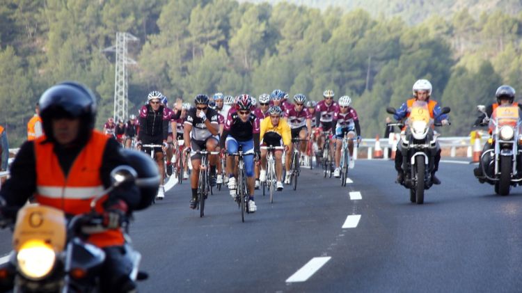 Més de 550 ciclistes converteixen l'Eix Transversal en carril bici per un dia © ACN
