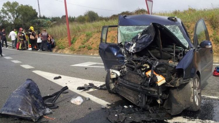 Un dels cotxes implicats en l'accident de la C-66 a Cornellà del Terri, reduït a ferralla © ACN