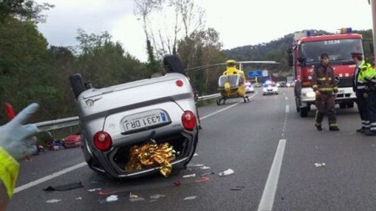 El cotxe accidentat aquest diumenge a l'autopista AP-7 © ACN