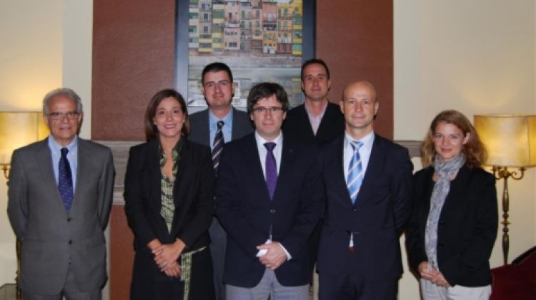 L'alcalde Carles Puigdemont amb els representants dels supermercats © ACN