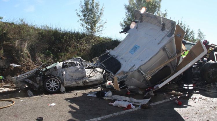 Un dels vehicles implicats, molt afectat, i la cabina del camió © ACN