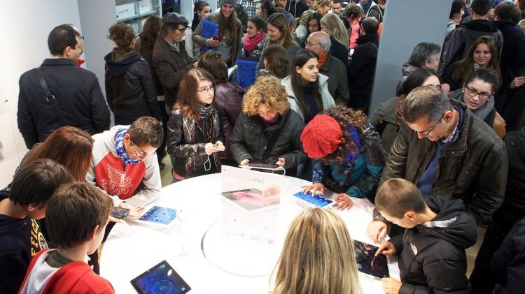 Un nomoent de la inauguració que va aplegar centenars de persones © Alfons Martínez