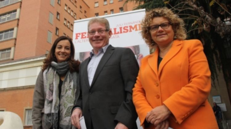 Juli Fernández amb Iolanda Pineda (esquerra) i Marina Geli © ACN