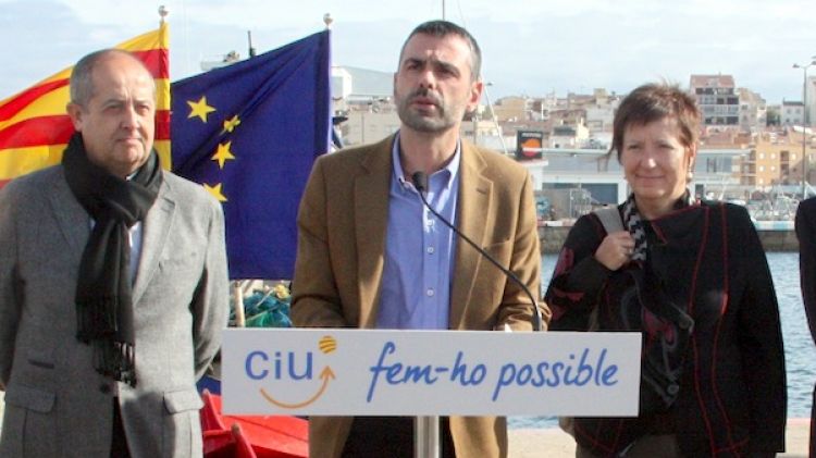 El candidat de CiU per Girona, Santi Vila amb membres de la candidatura © ACN