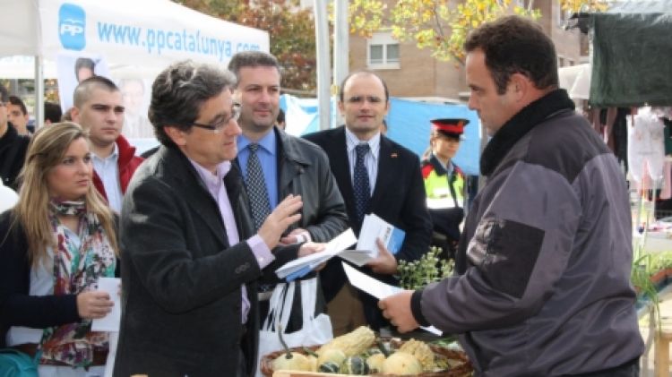 El cap de llista del PP per Girona, Josep Enric Millo, al mercat de Salt © ACN