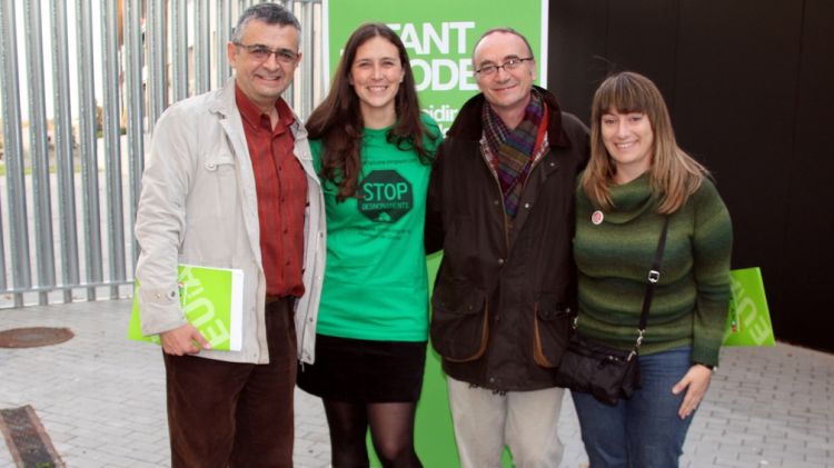 Milà i Vidal amb membres de la PAH de Girona © ACN