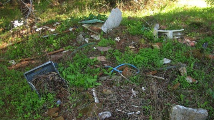 Escombraries i deixalles que es troben a la zona de les Gavarres i prop del riu Daró