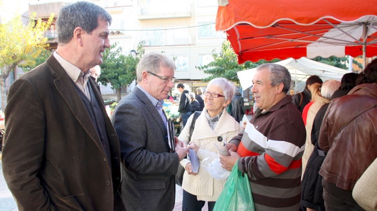 El candidat del PSC, Juli Fernández, fent campanya al mercat de l'Escala, aquest matí © ACN