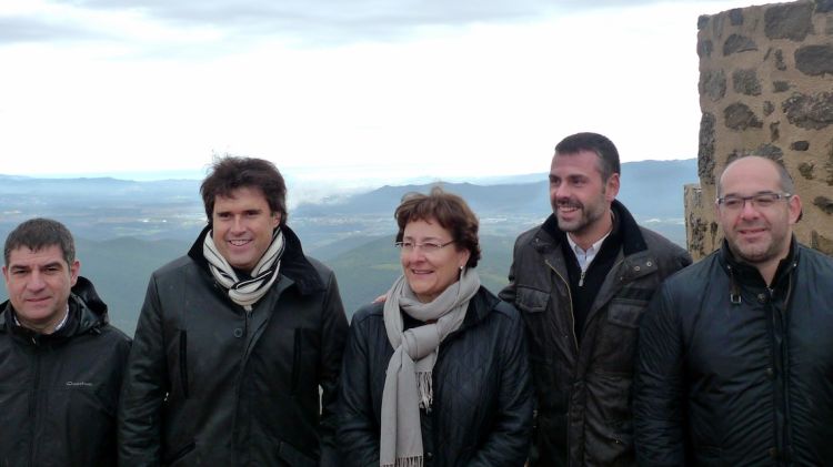 El candidat, Santi Vila (el segon per la dreta) durant la visita al castell de Montsoriu