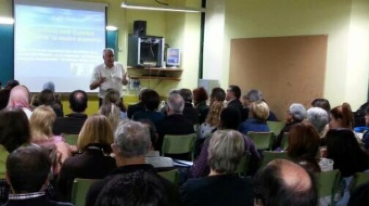 El candidat gironí de SI, Toni Strubell, durant l'acte d'ahir a l'escola d'adults d'Olot © ACN