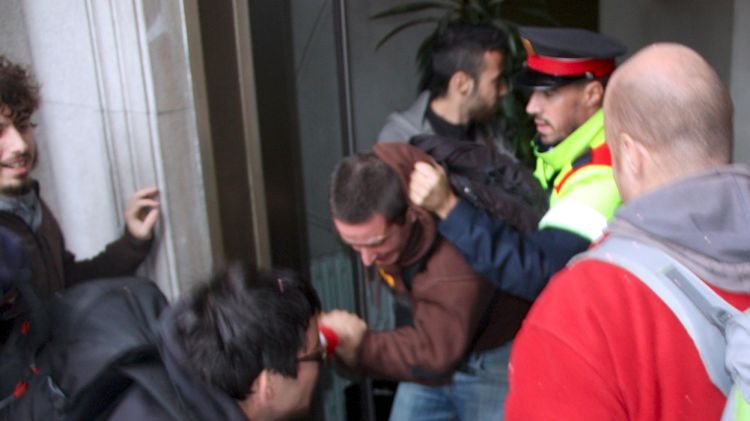 Alguns manifestants han començat a entrar per la força a la Cambra de Comerç de Girona © ACN