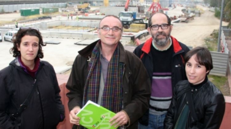 El cap de llista, Marc Vidal, amb militants d'ICV, amb les obres del TAV de Girona al darrera © ACN